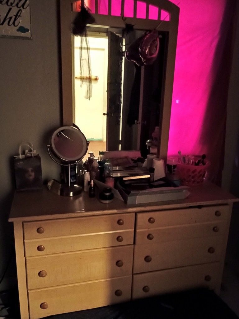 Dresser With Mirror