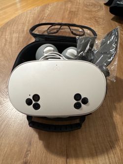 Meta Quest 3 128GB VR Headset with Carrying Case – Excellent Condition