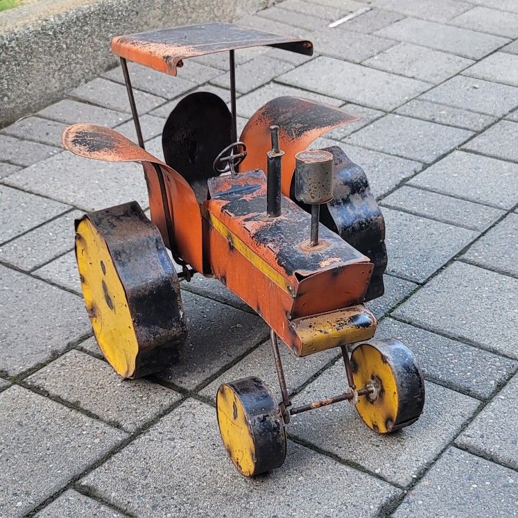 PENDING Free Decorative Metal Yard Art Tractor