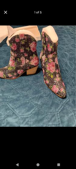Betsey Johnson *NEW* Diva  Boots in Black/Pink Floral
Size 6.5