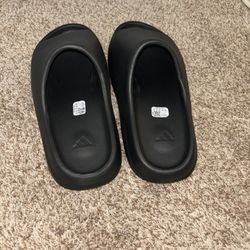 Black Yeezy Slides