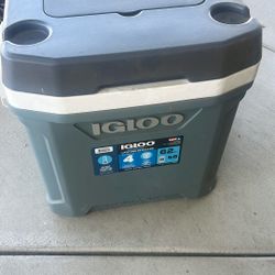 IGLOO Roller Ice Chest 