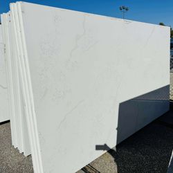 QUARTZ STONE SLABS SUPER JUMBO IN CALACATTA ALLURA 📏Each slabs cover  75.7 sq.ft, Thickness 3 cm 🔥Price $1049 per Slab🔥 