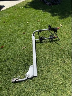 Yakima Bike Hitch (holds 3 bikes) with KEY and 1”in & 2”in Hitch Adapter