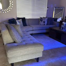 Sala Gris Muy Comoda Estilo. L