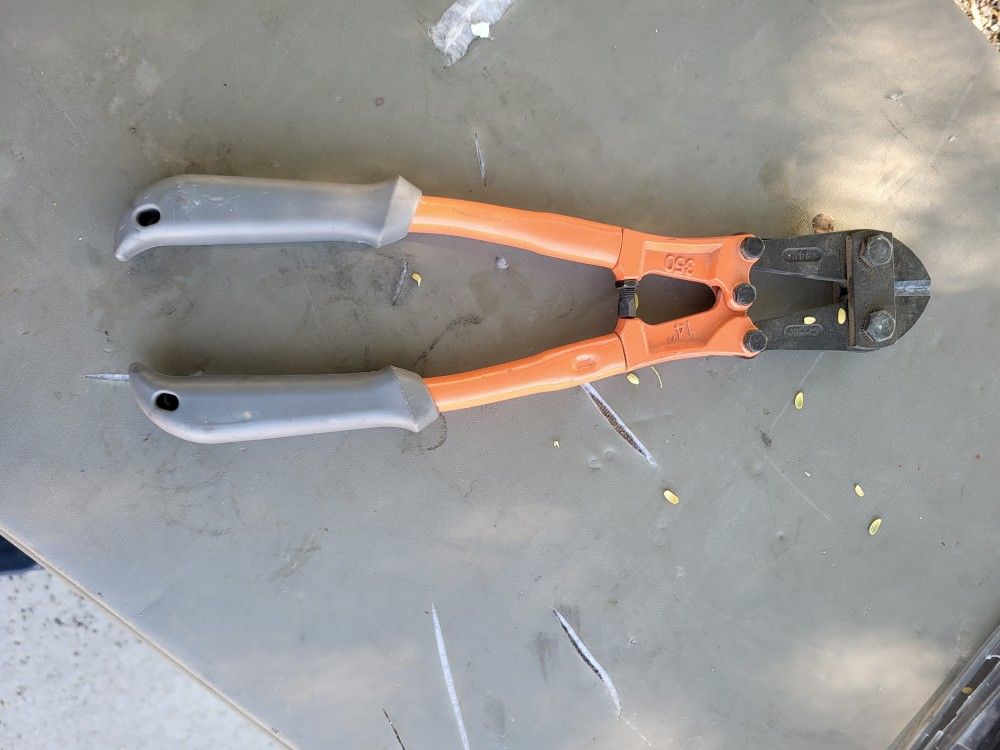 SMALL BOLT CUTTERS