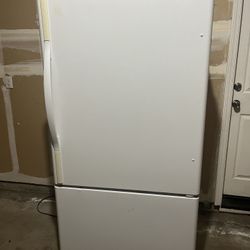 Refrigerator  (Works GREAT)