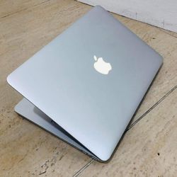 Apple MacBook Pro 13” With Retina Display O5 Processor 8GB RAM256GB SSD DRIVE STORAGE $220 Cash 