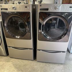 SET WASHER AND GAS DRYER / WITH PEDESTALS