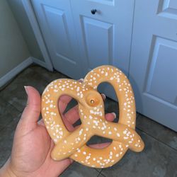 Soft pretzel tobacco pipe 