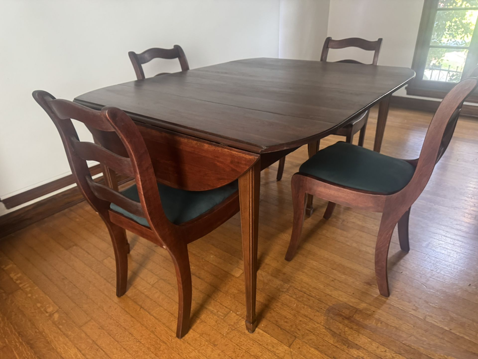 Beautiful Vintage Expandable Mahogany Dining Table with 4 Chairs