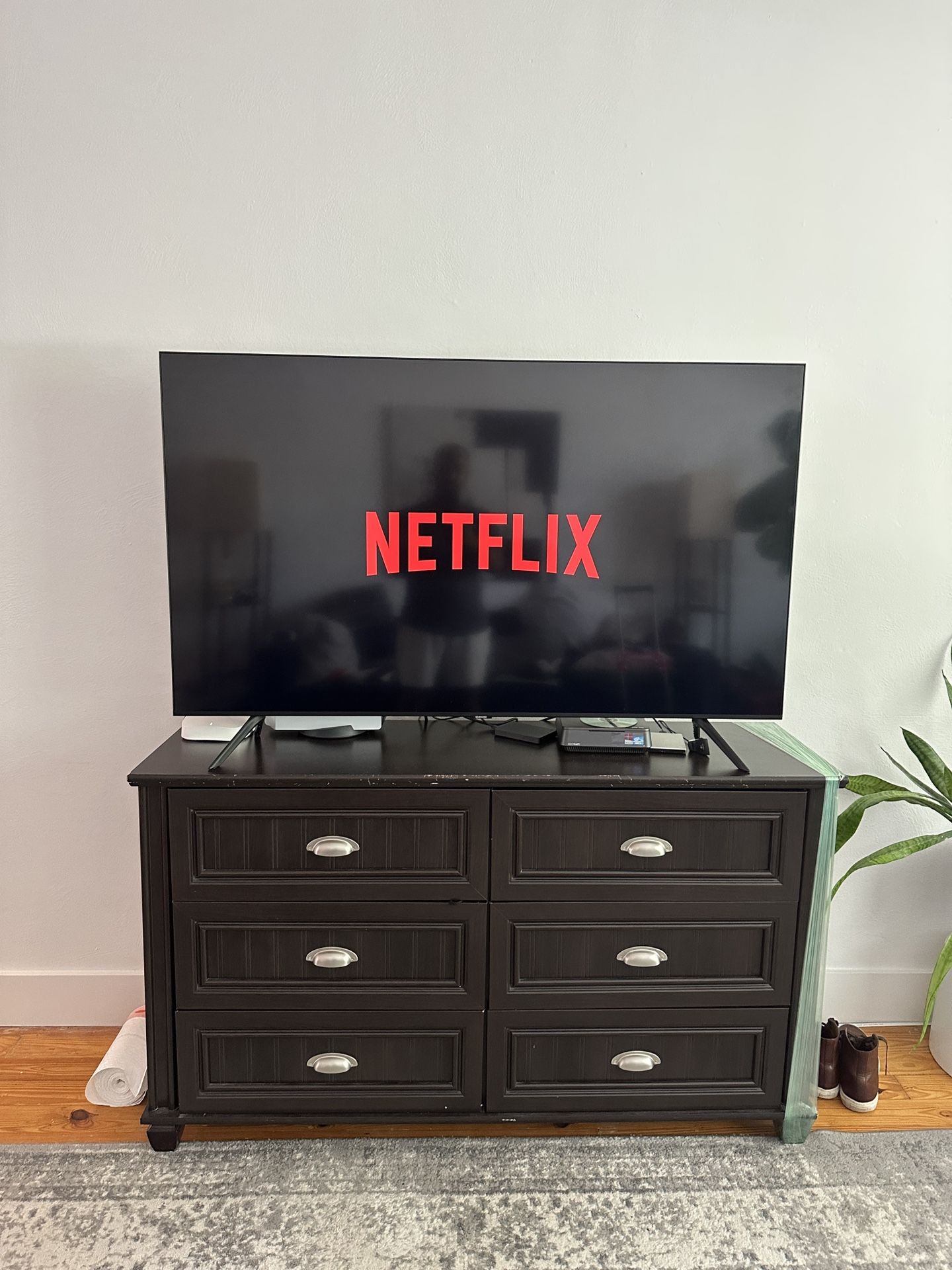 Deal Alert!! Pristine Condition SAMSUNG 55-Inch SmartTV TU-8000 Series