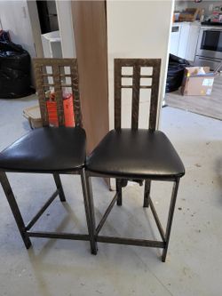 2 BAR STOOLS