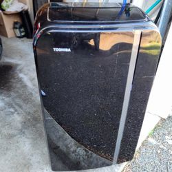 Toshiba 14,000 BTU / 9,000 SACC Portable Air Conditioner And Dehumidifier With Remote 