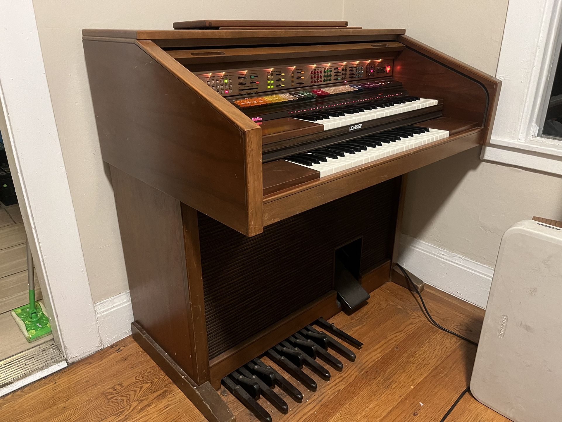 Lowrey Cotillion D575 Electronic Organ
