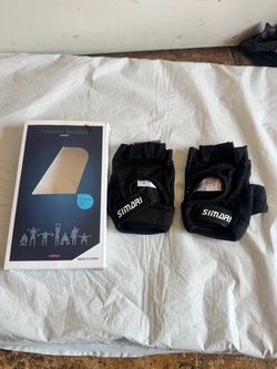 Black fitness gloves provide secure grip and wrist support for weightlifting and general workouts. Breathable fabric and half-finger design allow dext