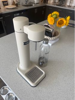 Aarke water carbonator