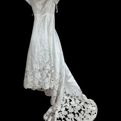 St Tropez White Poinsettias Size 6 Beaded Wedding Dress 8345