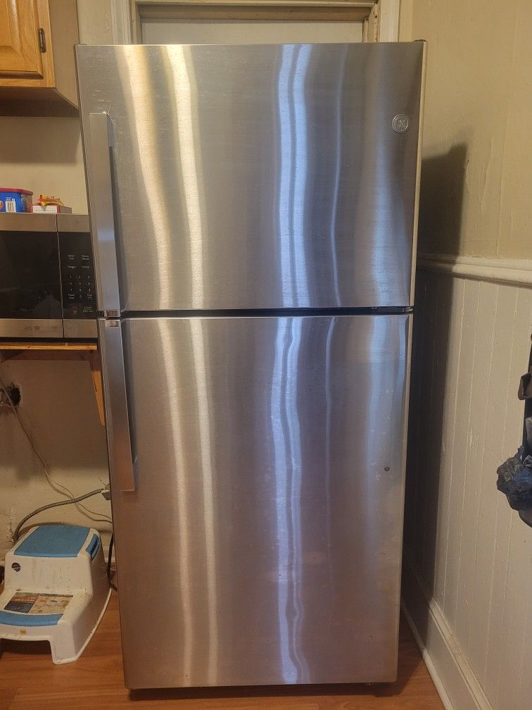 GE 19.1-cu ft Standard-Depth 30-in Wide Top-Freezer Refrigerator ( Stainless Steel )