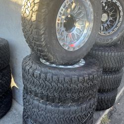 Vendo Rines Nuevos 17x9 De Ancho De 6-1:9.7 Lugs Con Llantas 285:70/R17 Bfgoodrich Para Carros Como Tacomas Chevy Silverado Nissan Titan Toyota Runer 