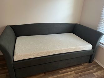Twin day bed with pull out mattress