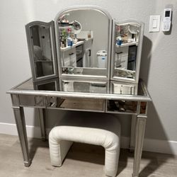 Mirror Vanity. 
