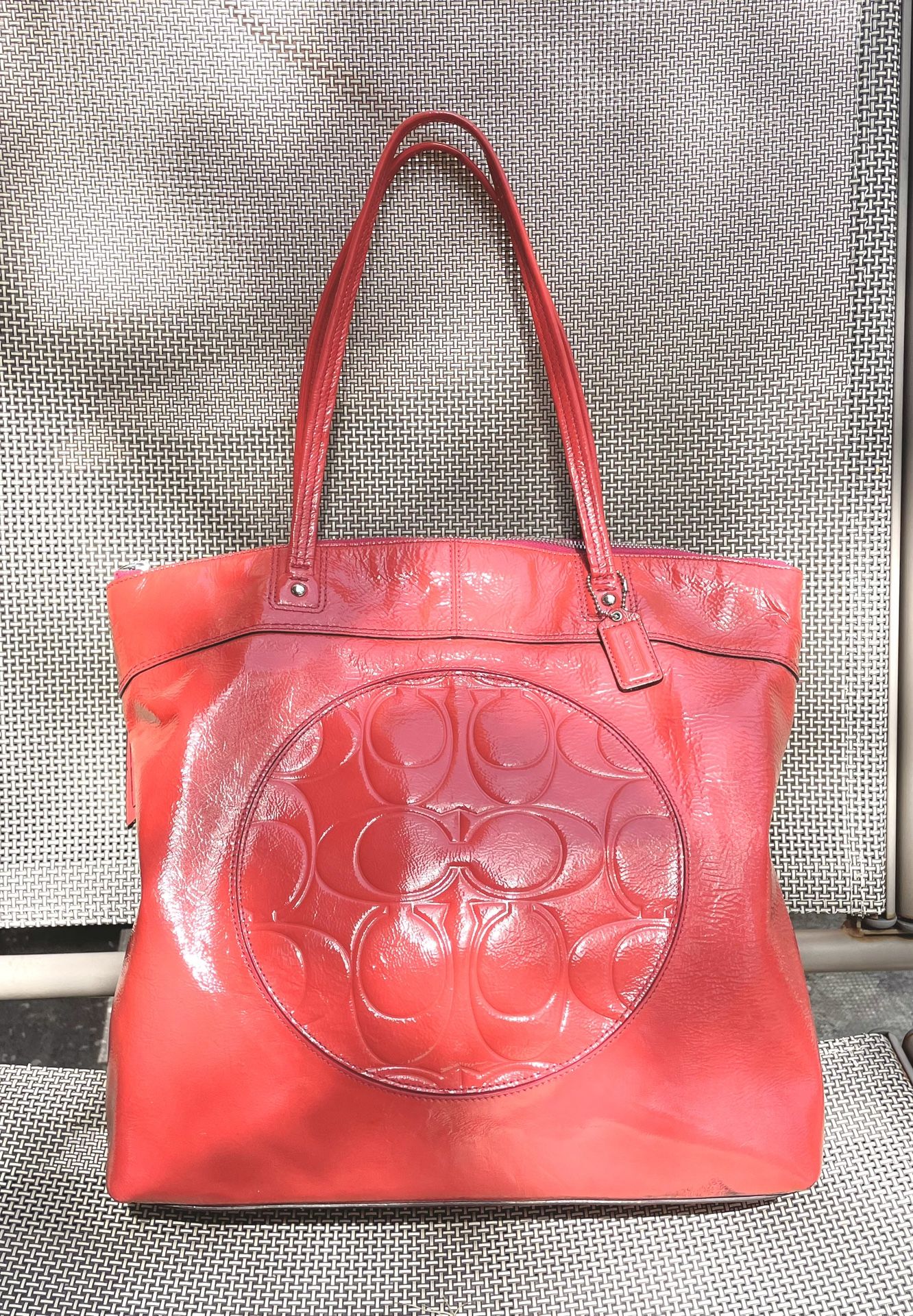 COACH Laura Patent Leather Tote-K1173-F18900-Hangtag-Coral Pink- Encircled Logo