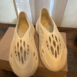 Yeezy foam RNNR Size 11
