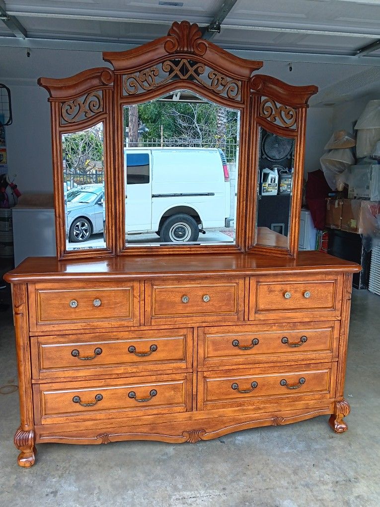 SOLID WOOD DRESSER IN RED OAK