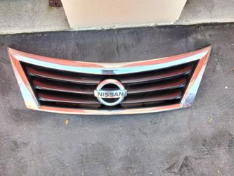 2013-2015 Nissan Altima upper Grill with emblem OEM.