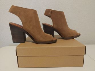New size 8.5 womens shoes