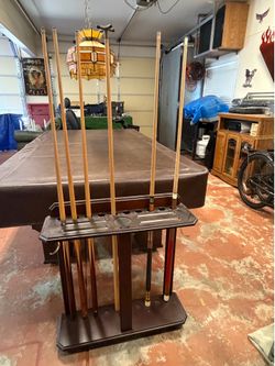 Set of pool cues