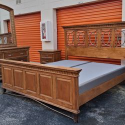 Kng Sz Bd St With Base Good Condition 