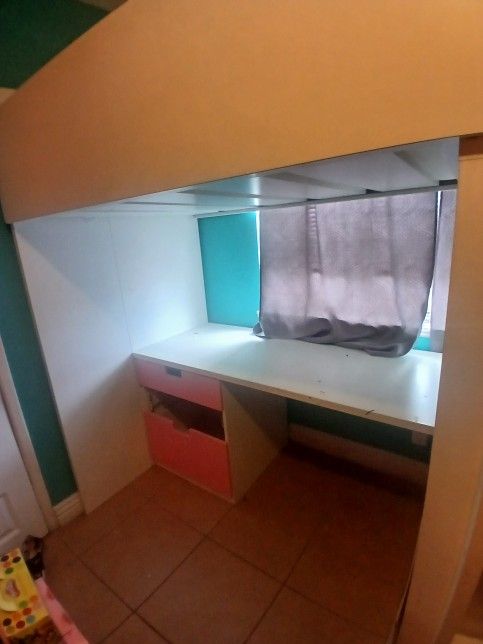 Kids bed, desk, closet