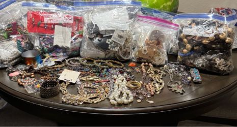 Mixed jewelry lot