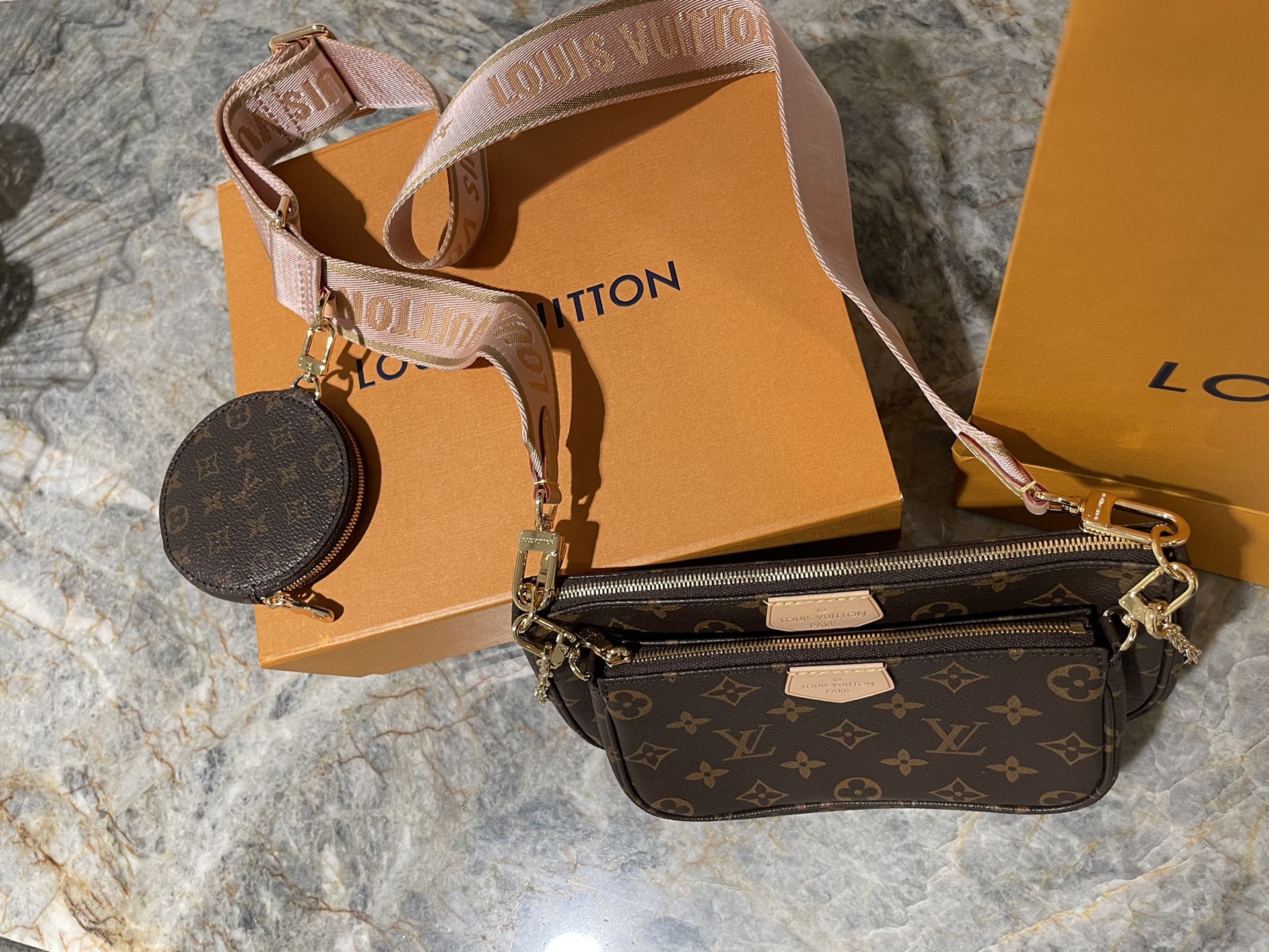 Louis Vuitton MULTI POCHETTE ACCESSOIRES for Sale in Highland Park, IL -  OfferUp