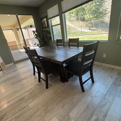 dinning table and chairs 