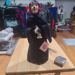 1993 Byers Choice The Carolers Salvation Army Woman Ringing Bell 12 1/2" Tall
