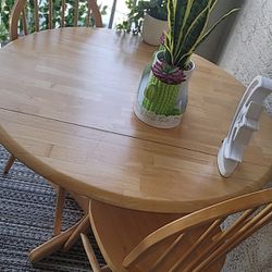 Table with 2 chairs 
