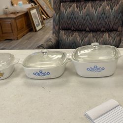 4 Corning Ware Dishes W Lids. One Lid Has A Chip But Works Fine 