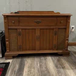 Vintage Magnavox Console Record Player/radio