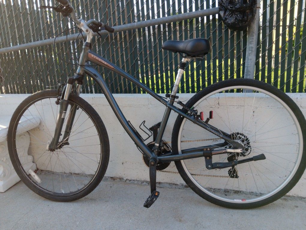 Schwinn. Hybrid. 700c Tires