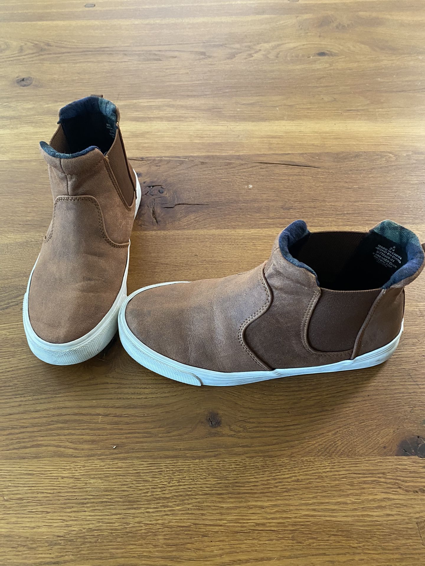 Old Navy Boys Shoes Size 5 for Sale in Chicago, IL OfferUp