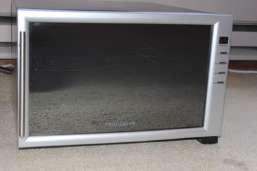 FRIGIDAIRE 6 BOTTLE BRUSH NICKEL & BLACK WINE COOLER MINI FRIDGE FWC084HM