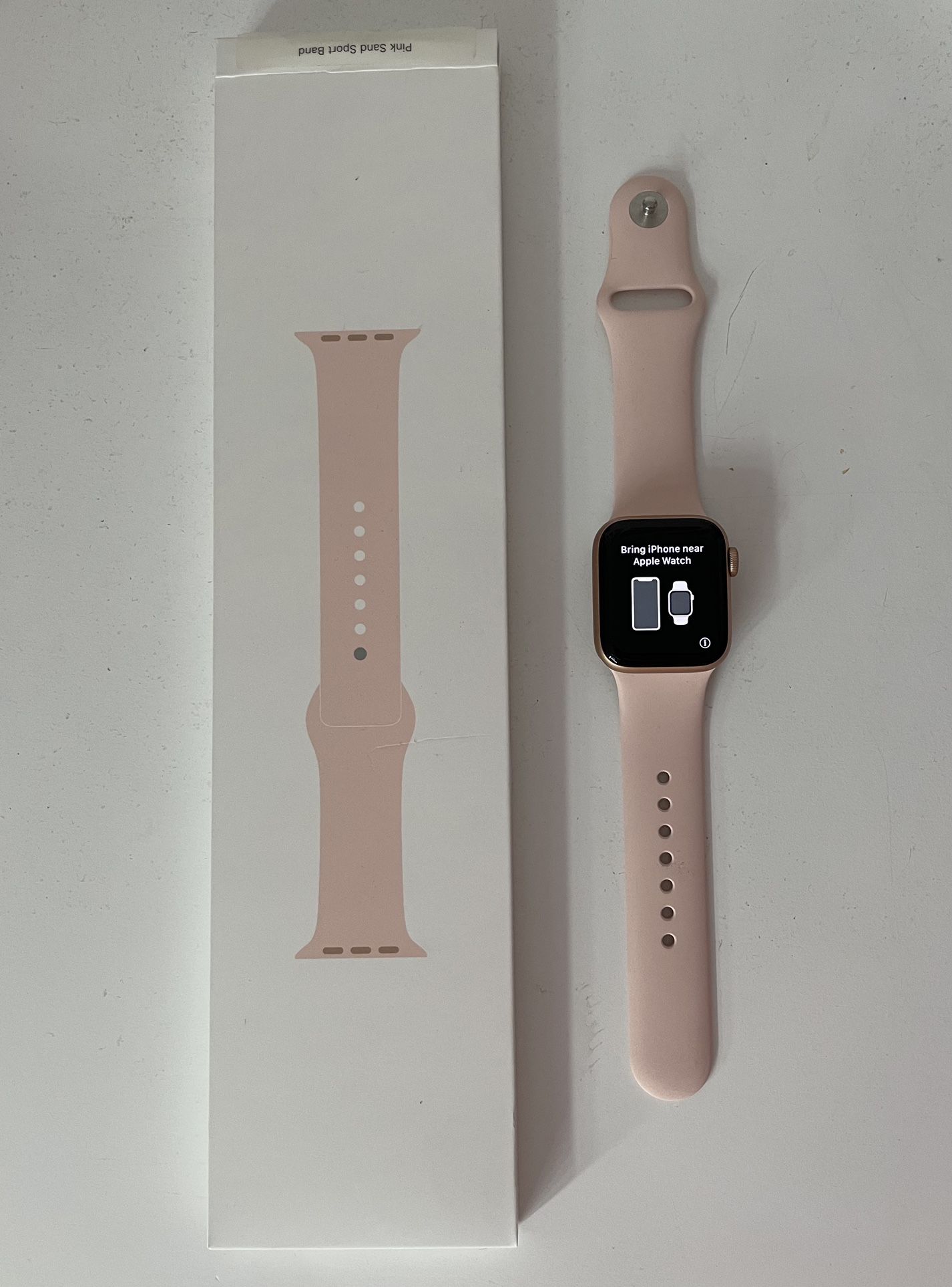 Apple Watch SE GPS 40mm Gold Aluminum Case with Pink Sand Sports Band