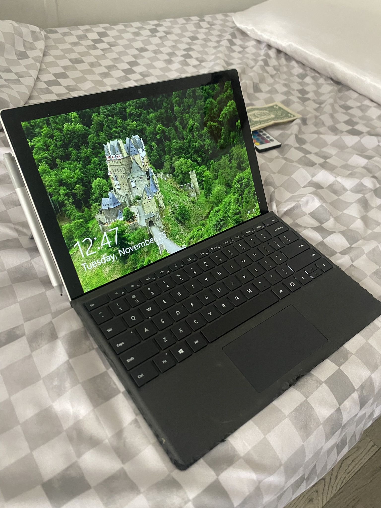 Microsoft Surface Pro 5 (READ DESCRIPTION)