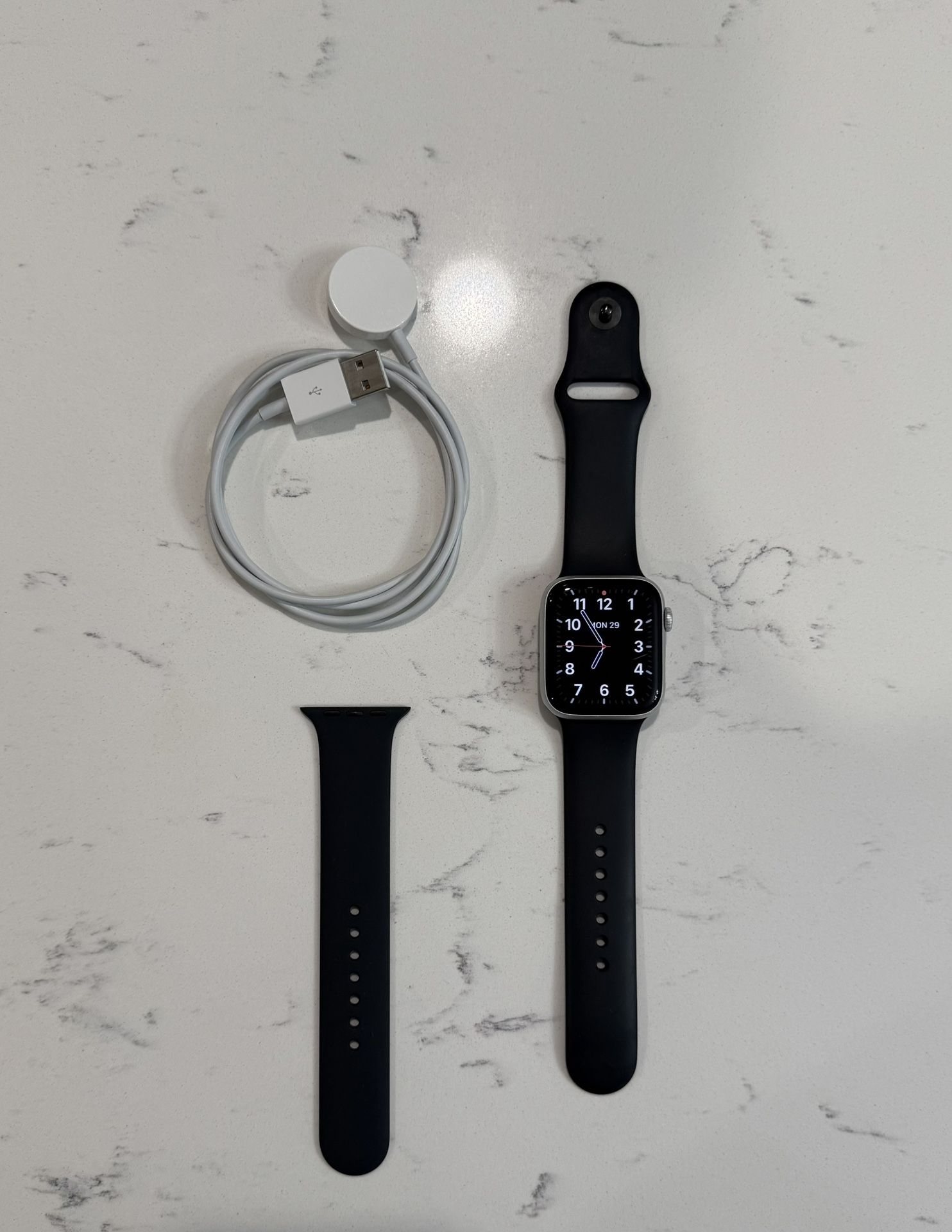 Apple Watch SE 44mm GPS – Silver Aluminum / Black Band – Works Great
