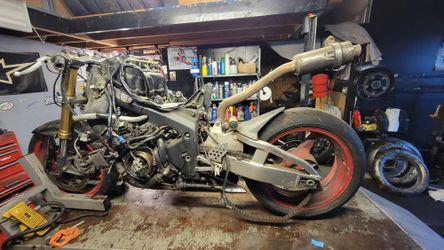 2005 2006 CBR600rr Part Out 