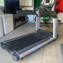 Life Fitness 95T Treadmill Exercise Fitness Gym Equipment 
