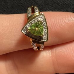 (NEW) 14K Over Sterling Silver Genuine Peridot with White Topaz Ring (SIZE 7 1/2)